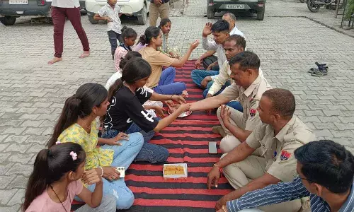 पुलिस कर्मियों को बांधी राखी , सूनी न रहे कलाई पुलिस कर्मियों को बांधी राखी , सूनी न रहे कलाई