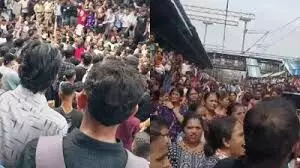 शिक्षा के मंदिर में मानवता शर्मसार! नाबालिग बच्चियों से दुष्कर्म, रेलवे ट्रैक पर उतरे बादलपुरवासी शिक्षा के मंदिर में मानवता शर्मसार! नाबालिग बच्चियों से दुष्कर्म, रेलवे ट्रैक पर उतरे बादलपुरवासी