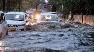 दिल्ली-एनसीआर में भारी बारिश से सड़कें बनीं तालाब, ट्रैफिक जाम से लोगों का बुरा हाल दिल्ली-एनसीआर में भारी बारिश से सड़कें बनीं तालाब, ट्रैफिक जाम से लोगों का बुरा हाल