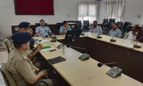 भीलवाड़ा में कलेक्टर-एसपी ने ली बैठक:शांति व्यवस्था बनाए रखने की अपील की