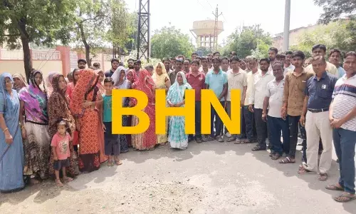 मजदूर के मासूम बेटे की मौत, मुआवजे के लिए मोर्चरी पर प्रदर्शन