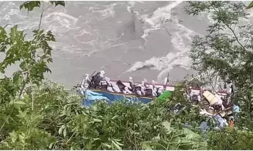 नदी में गिरी 50 लोगों से भरी बस, 20 भारतीयों की मौत, बढ़ सकता है आंकड़ा