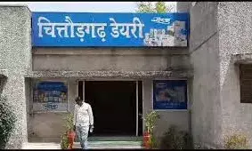 बिना फिटनेस और परमिट के दौड़ रहे दूध सप्लाई वाहन