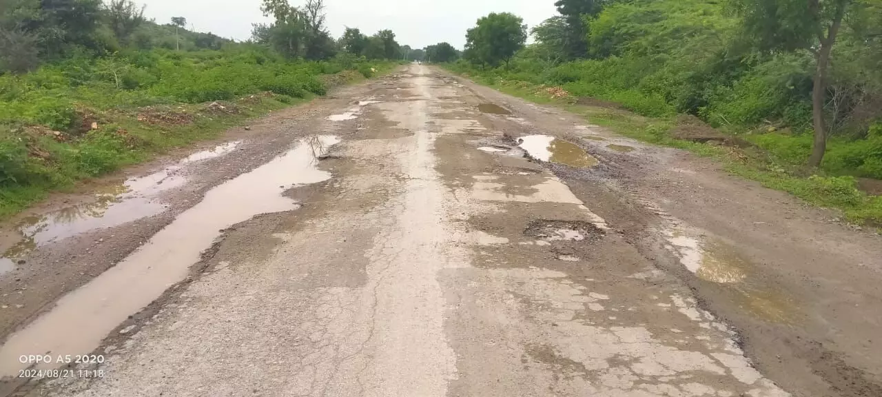 8 सौ लाख की 9.5 किमी सड़क का ठेका अप्रैल में ही समाप्त परन्तु वाहन चालकों को कभी धूल, कीचड़, कंक्रीट, खड्डो से परेशानी