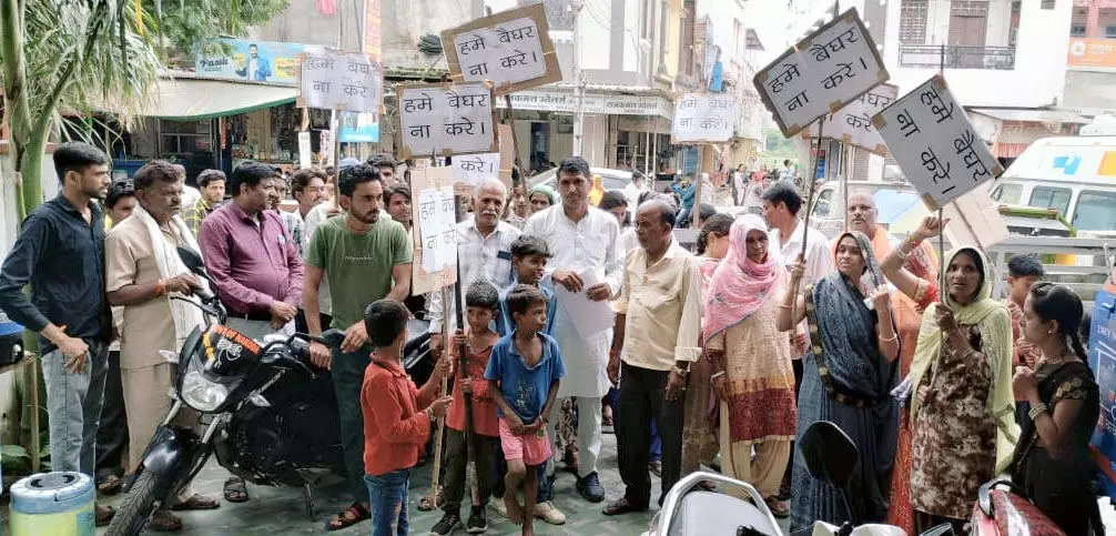 नगर परिषद् पहुंचे लोग, नारेबाजी कर कहा हमें घर से बेदखल करने का नोटिस जारी किया गया नगर परिषद् पहुंचे लोग, नारेबाजी कर कहा हमें घर से बेदखल करने का नोटिस जारी किया गया