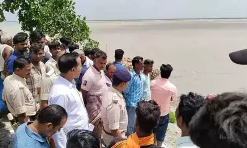 गंडक नदी में नाव पलटी; आधा दर्जन लोग डूबे