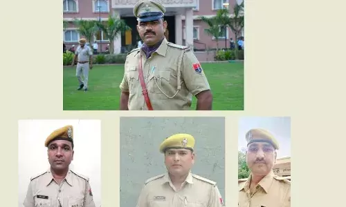 मंदसौर एसपी ने राजस्थान के एएसआई व तीन आरक्षकों को दिया पुरस्कार मंदसौर एसपी ने राजस्थान के एएसआई व तीन आरक्षकों को दिया पुरस्कार