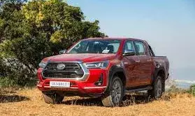 गाड़ियों पर मिल रहा बंपर डिस्काउंट, टोयोटा हिलक्स पर 5 लाख की छूट