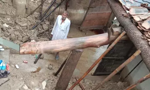 बारिश से मकान ढहा