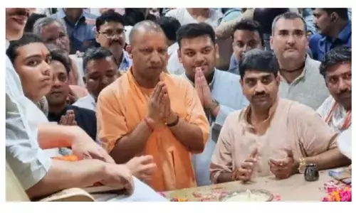 ठाकुर जी को निहारते रह गए योगी… बांके बिहारी मंदिर में अचानक पहुंचे सीएम, दी 6.43 अरब की सौगात