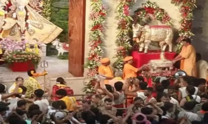 प्रगटे कन्हाई... गोकुल में बाजत बधाई; गूंज उठे घंटे-घड़ियाल