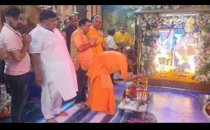 महंत बाबू गिरी महाराज महाआरती करते हुए ,फोटो धर्मेन्द्र कोठारी महंत बाबू गिरी महाराज महाआरती करते हुए ,फोटो धर्मेन्द्र कोठारी