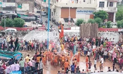 श्री दूधाधारी गोपाल मंदिर में मटकी फोड़ व मल्लखंभ लीला आयोजित श्री दूधाधारी गोपाल मंदिर में मटकी फोड़ व मल्लखंभ लीला आयोजित