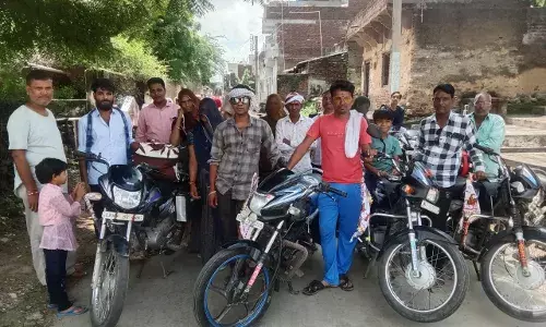 मोटरसाइकिलों पर रेगर समाज के युवा रामदेवरा के लिए रवाना