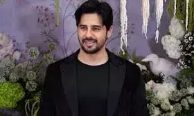 सिद्धार्थ ने फवाद खान के साथ खेली क्रिकेट, फैंस ने की युवराज सिंह की बायोपिक करने की मांग