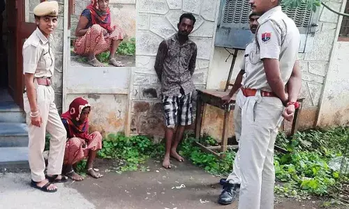 पति की लाश पर जीजा से रंगरेलियां मनाती रही पत्नी, घर में गड्ढा खुदवाकर लाश दबा दी पति की लाश पर जीजा से रंगरेलियां मनाती रही पत्नी, घर में गड्ढा खुदवाकर लाश दबा दी