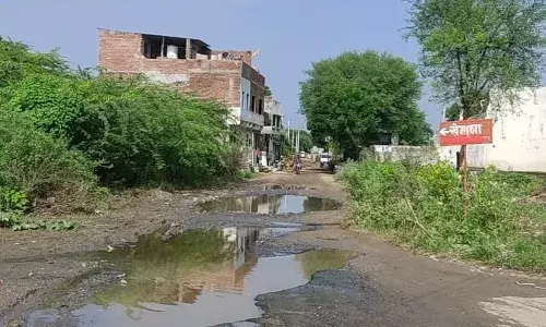 बारिश के मौसम में पता चल ही जाता है सड़क कैसे बनाई जाती है