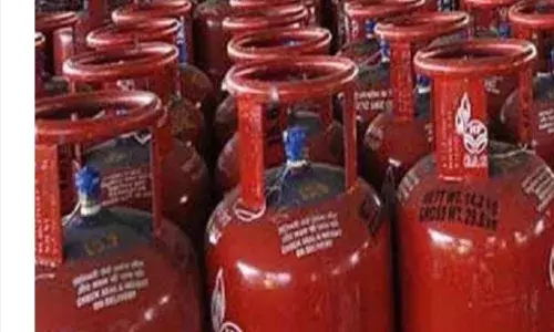 39 रुपए महंगा हुआ  कमर्शियल सिलेंडर