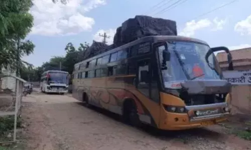 डिजाइन में छेड़छाड़ कर 47 की जगह लगा रहे  बस में 65 सीट, पलटने का रहता है खतरा