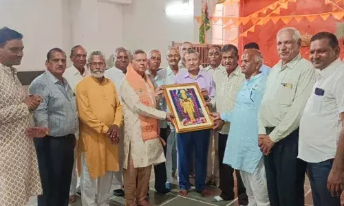 छप्पन भोग लगाने वाले परिवार को बड़ा मंदिर ट्रस्टियों ने किया सम्मान छप्पन भोग लगाने वाले परिवार को बड़ा मंदिर ट्रस्टियों ने किया सम्मान