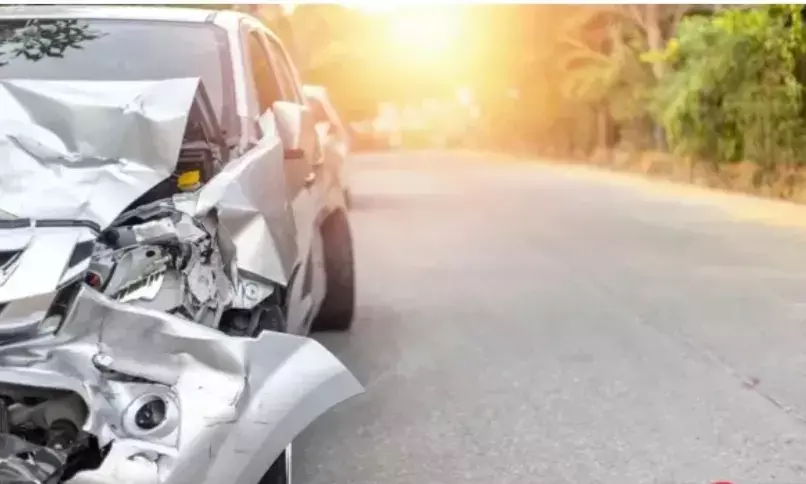 गाय को बचाने की कोशिश में पलटी कार ,सुप्रीम कोर्ट के जज के बड़े भाई और भाभी  घायल