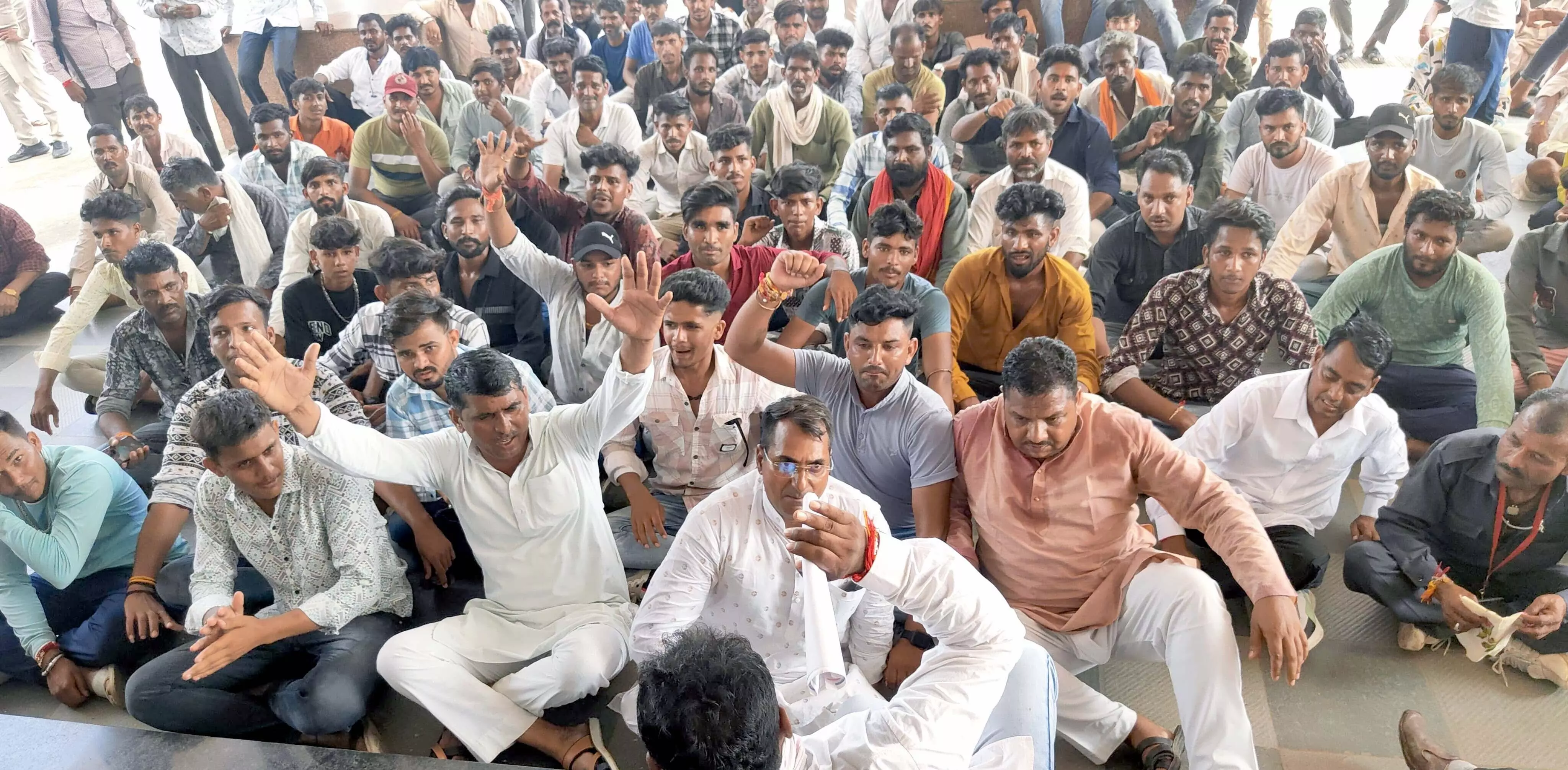 प्रशासन ने तोड़ी घर की दिवार, लोगो ने किया प्रदर्शन