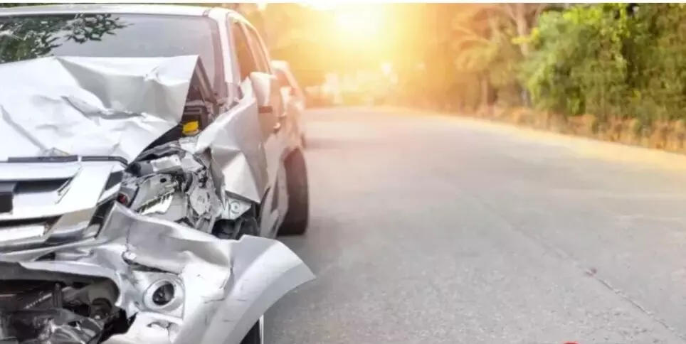 गाय को बचाने की कोशिश में पलटी कार ,सुप्रीम कोर्ट के जज के बड़े भाई और भाभी  घायल