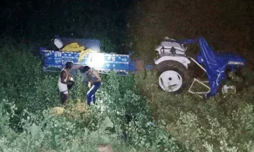 श्रद्धालुओं से भरा ट्रैक्टर ट्राली पलटी, 4 की मौत 2 दर्जन से अधिक घायल
