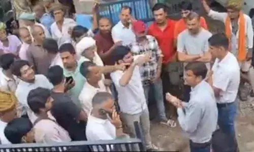 राजसमंद में शिक्षक फिर पूर्व छात्रा को भगा ले गया, ग्रामीणों ने स्कूल में किया प्रदर्शन