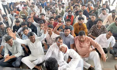 प्रशासन ने तोड़ी घर की दिवार, लोगो ने किया प्रदर्शन प्रशासन ने तोड़ी घर की दिवार, लोगो ने किया प्रदर्शन