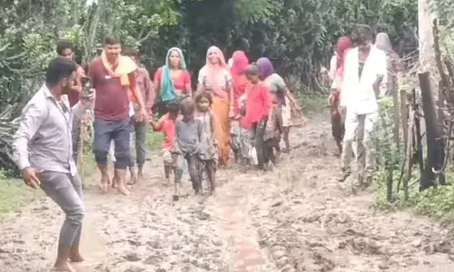 शमशान की राह भी नहीं है आसान, मिट्टी के लिए आया था मस्टररोल लेकिन ...