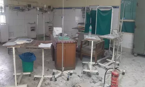 ट्रामा सेंटर में एसी फटने से लगी आग, वेंटिलेटर सपोर्ट हटने से दो मरीजों की मौत ट्रामा सेंटर में एसी फटने से लगी आग, वेंटिलेटर सपोर्ट हटने से दो मरीजों की मौत