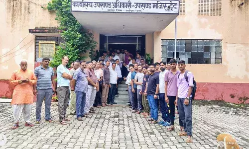 शिक्षक के समर्थन में उतरे जनप्रतिनिधि, सामाजिक कार्यकर्ता, शिक्षक संगठन । संस्था प्रधान के खिलाफ दिया ज्ञापन