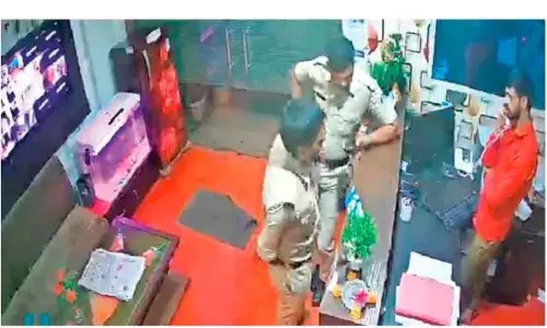 होटल में प्रेमी जोड़े से अवैध वसूली करने वाले एसएएफ के दो जवान गिरफ्तार होटल में प्रेमी जोड़े से अवैध वसूली करने वाले एसएएफ के दो जवान गिरफ्तार