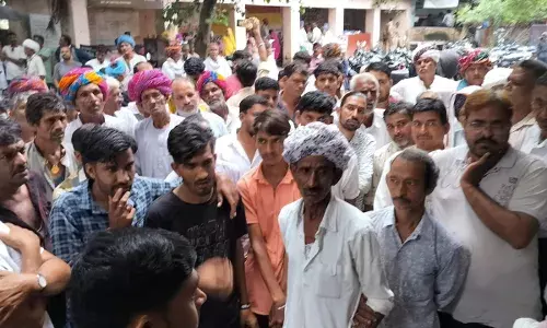 लड़की बांध के पानी को लेकर सेज़ा क्षेत्र के किसान एवं लड़की बांध फीडर के किसानों का  तहसील कार्यालय में डेरा