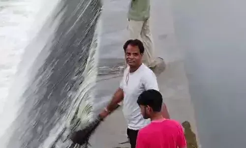 12वीं बार ओवरफ्लो हुआ नागदी बांध, देखने भीड़ उमड़ी 12वीं बार ओवरफ्लो हुआ नागदी बांध, देखने भीड़ उमड़ी