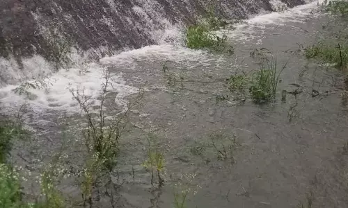 रपट का पानी रोका, तालाब फूटने की आंशका