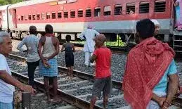 मालवा एक्सप्रेस के पहियों के ब्रेक चिपकने से निकला धुआं और चिंगारी, यात्रियों में मची अफरा-तफरी मालवा एक्सप्रेस के पहियों के ब्रेक चिपकने से निकला धुआं और चिंगारी, यात्रियों में मची अफरा-तफरी