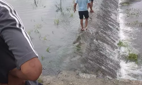 तालाब के पानी को रोकने पर पंचायत ने जब्त की जाल