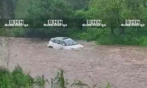 कार सहित नाले में बह गये लोग, थाना प्रभारी ने तत्परता दिखाते हुये बचाई चारों की जान