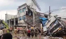 ट्रांसपोर्ट नगर में दवा कंपनी के गोदाम की ढही बिल्डिंग, मलबे में कई लोगों के दबने की आशंका