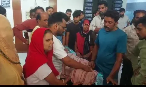 उल्टी से 8 साल की बालिका की मौत, परिजनों ने अस्पताल पर लगाया लापरवाही का आरोप, मुकदमा दर्ज करने की मांग को लेकर प्रदर्शन