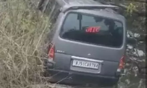 सड़क के खड्डे से बचने के प्रयास में कार पानी से भरे गड्ढे में गिरी चालक घायल