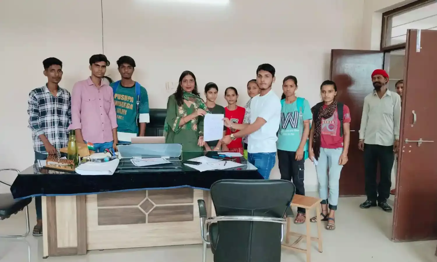 जहाजपुर महाविद्यालय में वैकल्पिक विषय परिवर्तन को लेकर विद्यार्थियों ने दिया ज्ञापन