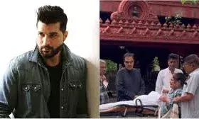 बेटे के अंतिम संस्कार में रो-रोकर मां हुई बेसुध, नम आंखों से सेलेब्स ने दी आखिरी विदाई बेटे के अंतिम संस्कार में रो-रोकर मां हुई बेसुध, नम आंखों से सेलेब्स ने दी आखिरी विदाई