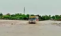 रोडवेज के   ड्राइवर ने यात्रियों की जान जोखिम में डालते हुए नदी को पार करने की कोशिश