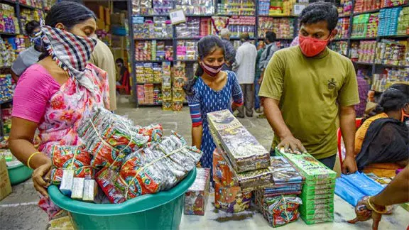 राजधानी में इस साल भी पटाखों पर पूरी तरह से प्रतिबंध, दिल्ली सरकार ने निर्माण, भंडारण और बिक्री पर लगाई रोक राजधानी में इस साल भी पटाखों पर पूरी तरह से प्रतिबंध, दिल्ली सरकार ने निर्माण, भंडारण और बिक्री पर लगाई रोक