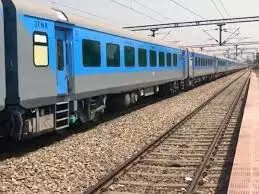 अंबानी और अडानी भी रह गए पीछे... देश का इकलौता शख्स जो बना ट्रेन का मालिक! अंबानी और अडानी भी रह गए पीछे... देश का इकलौता शख्स जो बना ट्रेन का मालिक!