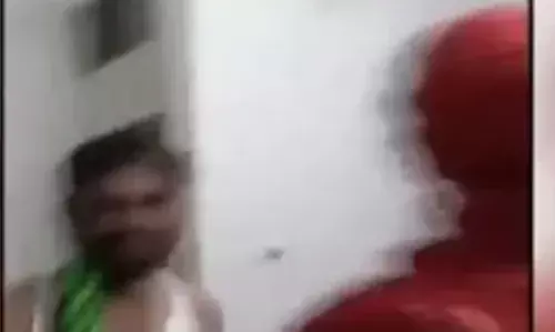 युवती के साथ रंगरेलियां मनाते मेडिकल कॉलेज के डॉक्टर को पत्नी ने रंगे हाथ पकड़ा, हुआ हंगामा