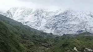 बदरीनाथ-केदारनाथ की ऊपरी पहाड़ियों पर हुआ सीजन का पहला हिमपात, दिखीं खूबसूरत वादियां